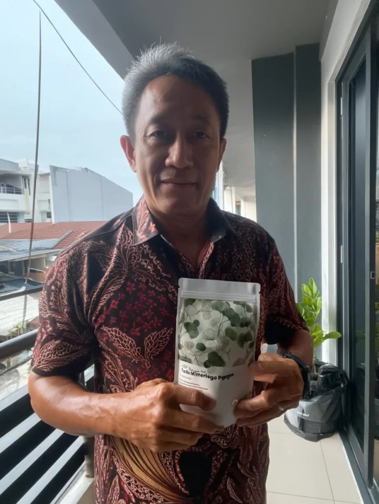 u8326761355_Casual_photo_of_a_Malaysian_man_50_years_old_wear_a5e74fe0-42f6-4b98-ab6b-9b5a9620abbf_0.webp