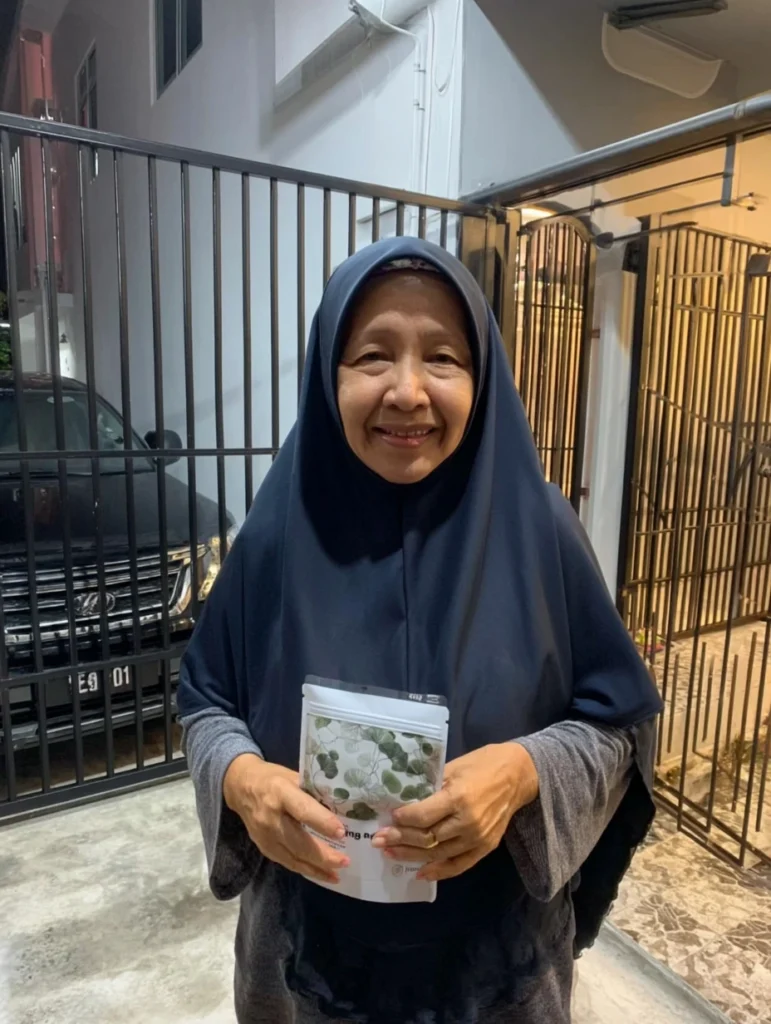 u8326761355_Casual_photo_of_a_Malaysian_woman_60_years_old_we_2f729c25-9493-44b1-b09b-2cc10eabd10d_3.webp