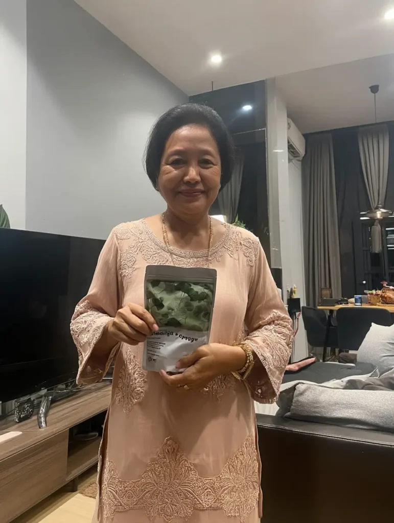u8326761355_Casual_photo_of_a_middle-aged_Malaysian_woman_55__982e2185-78d5-4ad3-a669-8c08ed167123_3.webp